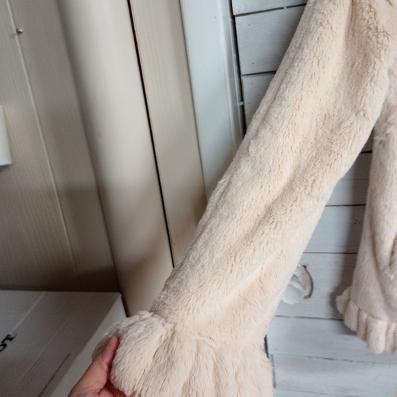 DAMSELLE New York Women's XS Cream Faux Fur Super Soft Ruffle Coat Satin Lined. - Picture 11 of 13